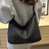 Large Bag for Women with Large Capacity Autumn and Winter New Fashionable Shoulder Bag Versatile Commuter Tote Bucket Bag