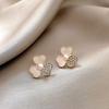 Версия Простые маленькие свежие бриллиантовые серьги-гвоздики с цветком, жемчужный темперамент, нишевый дизайн, серьги-гвоздики для женщин