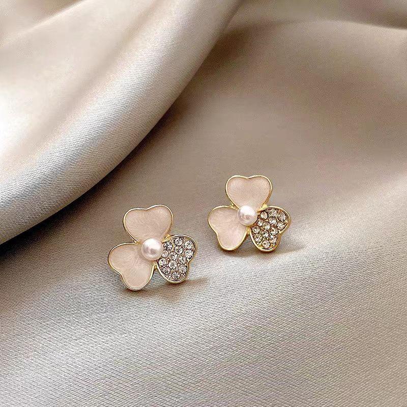 Версия Простые маленькие свежие бриллиантовые серьги-гвоздики с цветком, жемчужный темперамент, нишевый дизайн, серьги-гвоздики для женщин