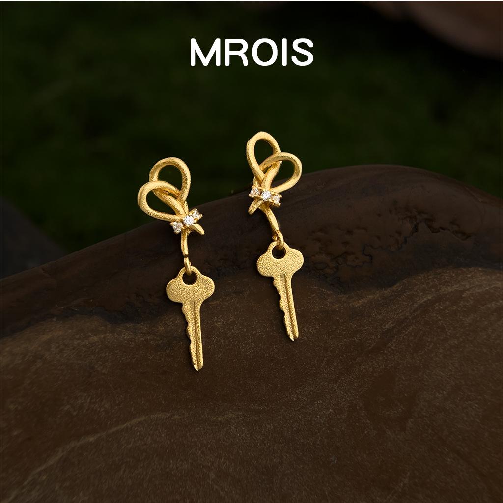 Матовые пескоструйные серьги из 18-каратного золота с узлом-канатом и цирконами