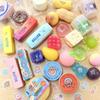 Много мягких антистресс-игрушек, случайный выбор: Сжимающиеся игрушки в виде сыра, Паровые булочки и пельмени, Длинный масляный хлеб, Мягкие игрушки-медведи.