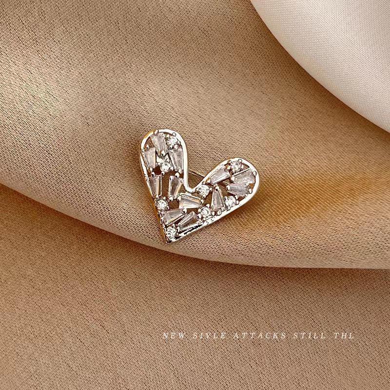 Summer Anti-Exposure Brooch: Fashionable and Luxurious Collar Pin for Women.