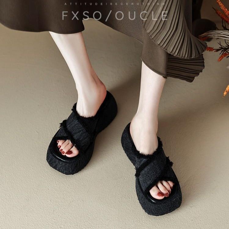 Тапочки женские с перекрестными ремешками на высокой танкетке летние синие джинсовые кисточки на толстой платформе с открытым носком сандалии шлепанцы на толстой подошве шлепанцы