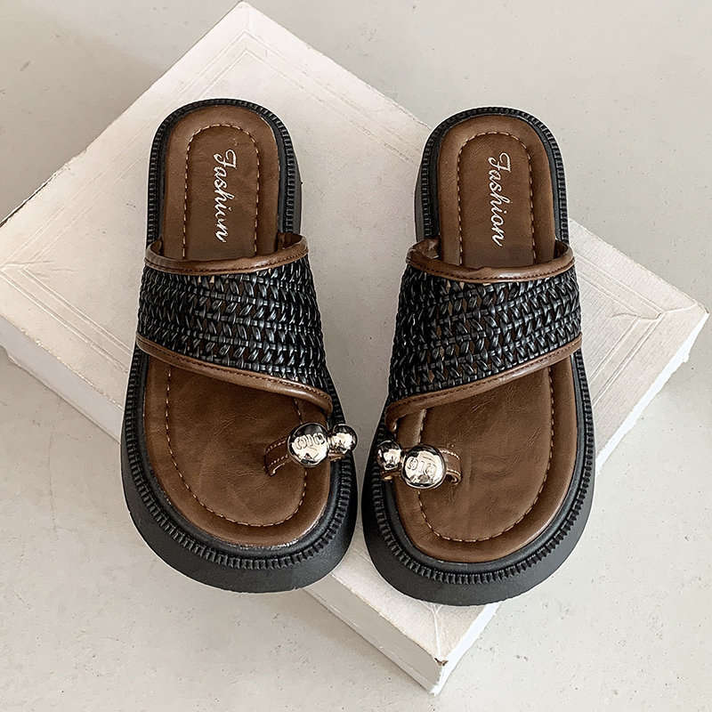 Ретро плетеные шлепанцы-щипки женские 2025 новые летние носить иностранные модные сандалии на толстой подошве с юбками римские туфли