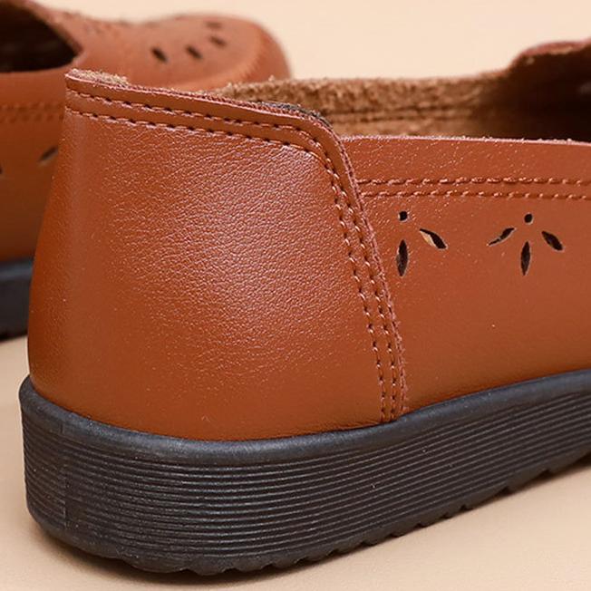 Сандалии для мамы, летние сандалии, дышащие модные туфли из полой кожи, нескользящая женская обувь на плоской подошве с мягкой подошвой