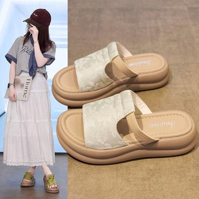 Тапочки женские летние 2025 новые высококлассные модные с юбкой платформа пляжные сандалии супер огонь сандалии