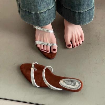 Клиновидный каблук с закрытым носком французские маленькие крутые тапочки обувь феи 2025 новая летняя обувь нишевые тонкие ремешки римские сандалии