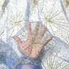 Ткань с узором из фейерверков, пайетками и золотым тиснением, подходит для свадебных платьев, вечерних нарядов и дизайнерской одежды.