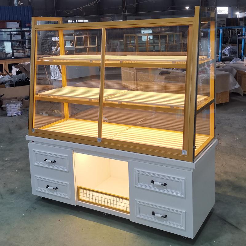 В наличии кондитерская витрина: Остров из массива дерева и кованого железа с ящиками для хлеба, выпечки и жареных продуктов