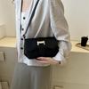 2024 осень новый темперамент модный дизайн одно плечо через плечо иностранный стиль однотонный цвет простая текстура маленькая сумка через плечо для женщин