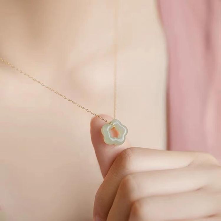 Изящное колье-чокер с полым резным цветком из натурального нефрита и цепочкой золотистого цвета