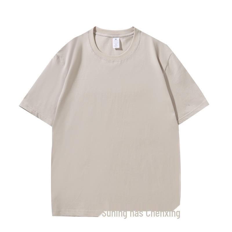 Футболка из плотного чистого хлопка плотностью 230 г, с коротким рукавом и свободными плечами, с фирменным логотипом — однотонная, унисекс.