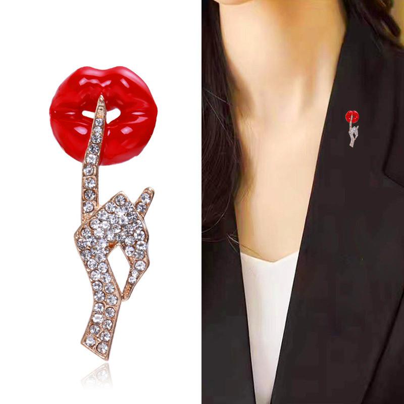 Fashion Luxury Cute Big Red Lips Hand Brooches Gold Color Rhinestone Enamel Alloy Brooch Lady Party Pins Birthday Gifts