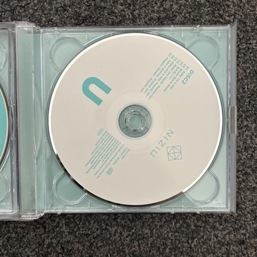 [USED] U NiziU Album