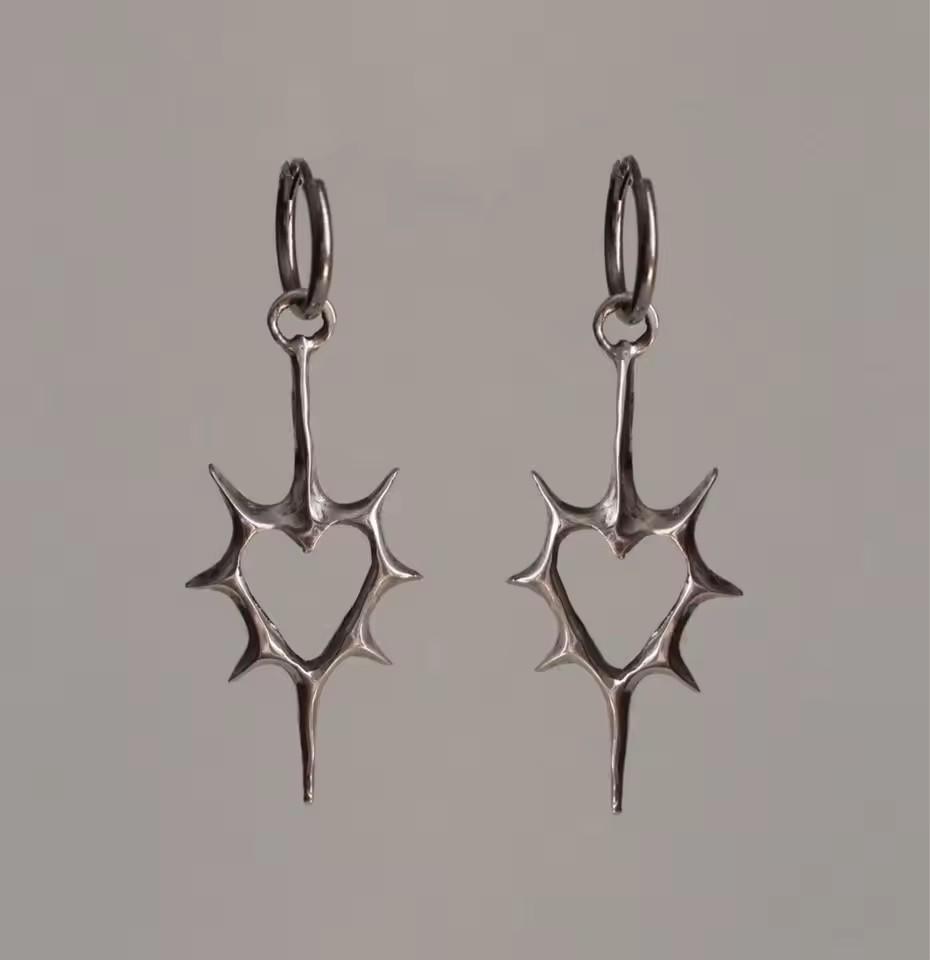 2pcs Punk Rock Hollow Thorns Love Heart Pendant Hoop Earrings for Women Men, Lover Fashion Cool Rivets Spike Earings Jewelry