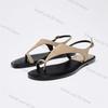 Мода 2025 Лето Новые Сандалии Женские на Плоской Подошве с Ремешком на Пряжке Повседневные Универсальные Удобные с Перемычкой для Пальца Лаконичные Пляжные Сандалии Женские