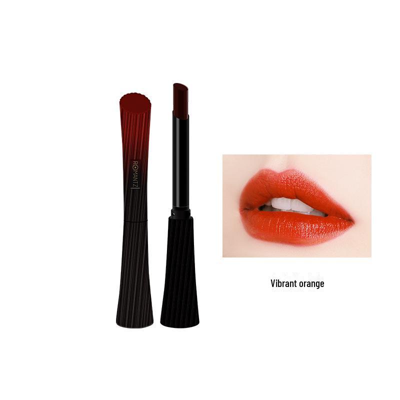 Губная помада Romantz/Yamizi Genuine Rose Black — стойкая, не выцветает, не оставляет пятен.