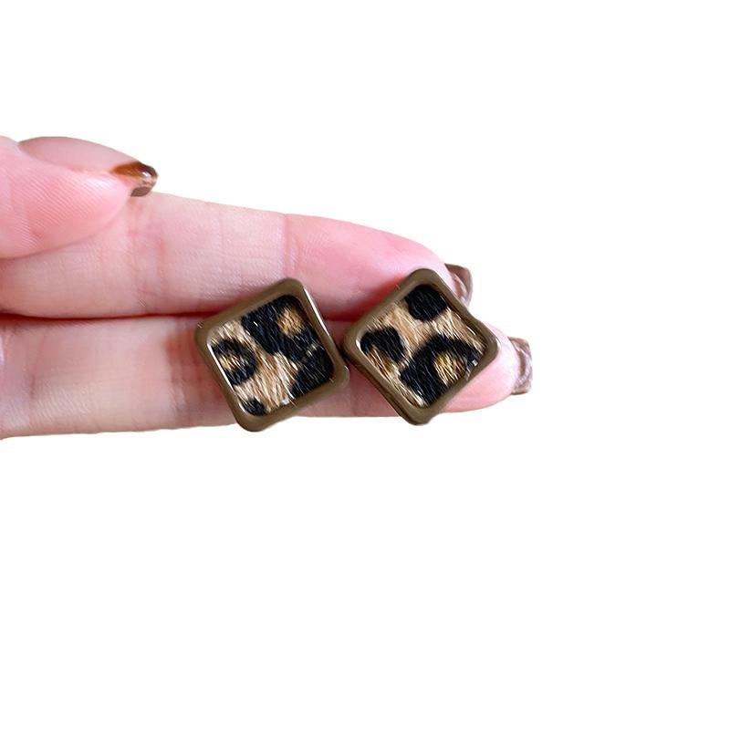 Женские круглые флокированные серьги-кольца с леопардовым принтом: Уникальные европейские statement-серьги Осень/Зима для визуально меньшего лица