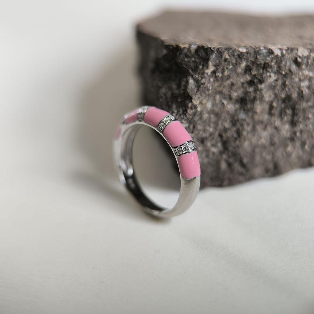 Серебряное кольцо с фианитами, емаллю, вес изделия 2,8 гр (60002188)