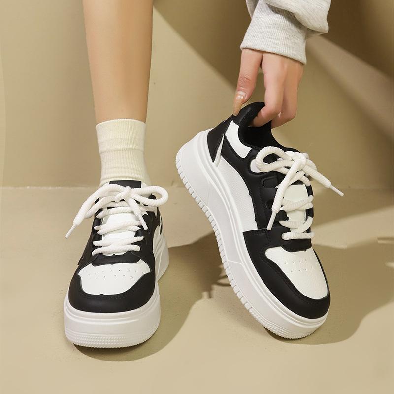 Повседневные спортивные туфли на платформе, маленькие белые туфли для женщин 2024 года, новый нишевый взрыв, модный тренд весны и осени, универсальные черные туфли для доски
