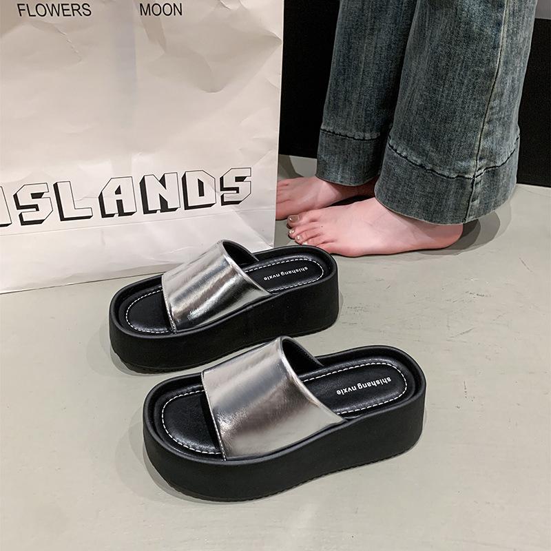 Лето 2025 толстая подошва верхняя одежда повседневная новая однословная увеличивающая рост женская обувь тапочки крутые тапочки женские