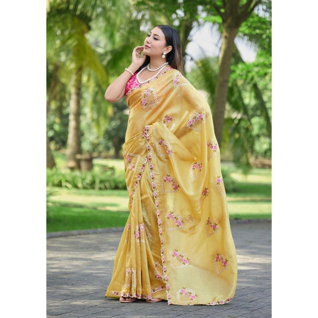 Красивая цветочная вышивка по всему сари