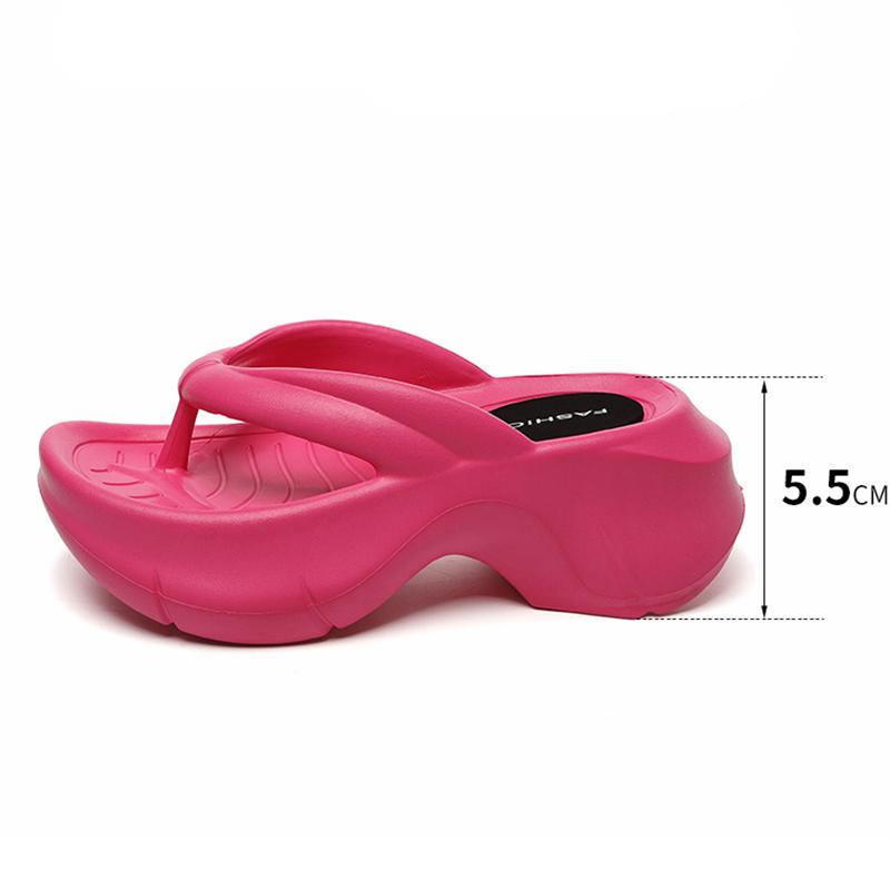 Модные шлепанцы на толстой платформе для женщин 2024 года, летние босоножки на танкетке с клипсой, женские нескользящие пляжные тапочки из ЭВА на толстой подошве
