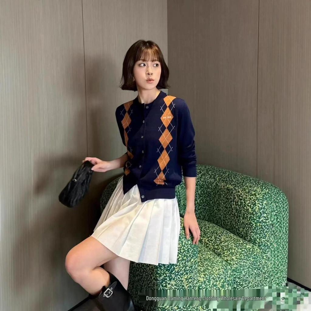 Преппи коллекция аргайл от MIU: Свитер с круглым вырезом, Топ с коротким рукавом и Вязаный кардиган