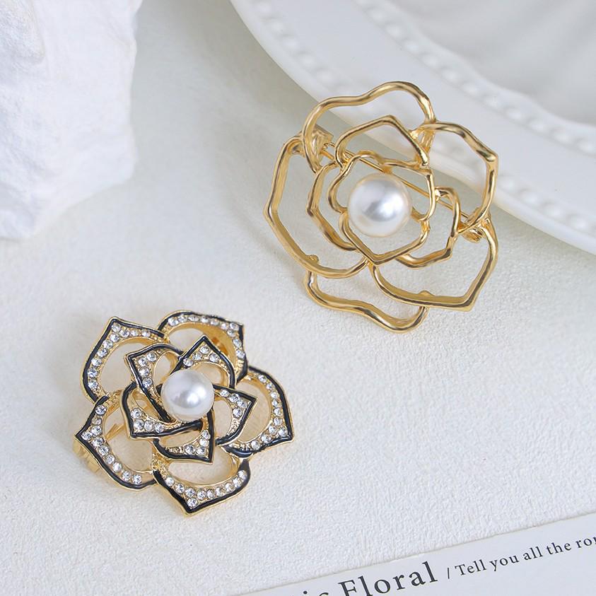 Exquisite Butterfly & Rose Camellia Brooch - Elegant Flower Corsage for Women's Suit Coats