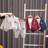 Костюм для мальчиков 0-5 лет, детская спортивная одежда с длинными рукавами, комплект из трех предметов: куртка на молнии + топ с круглым вырезом + повседневные брюки для мальчиков и малышей