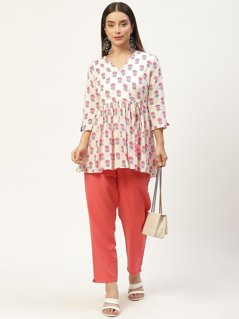 Женский белый топ с принтом и запахом