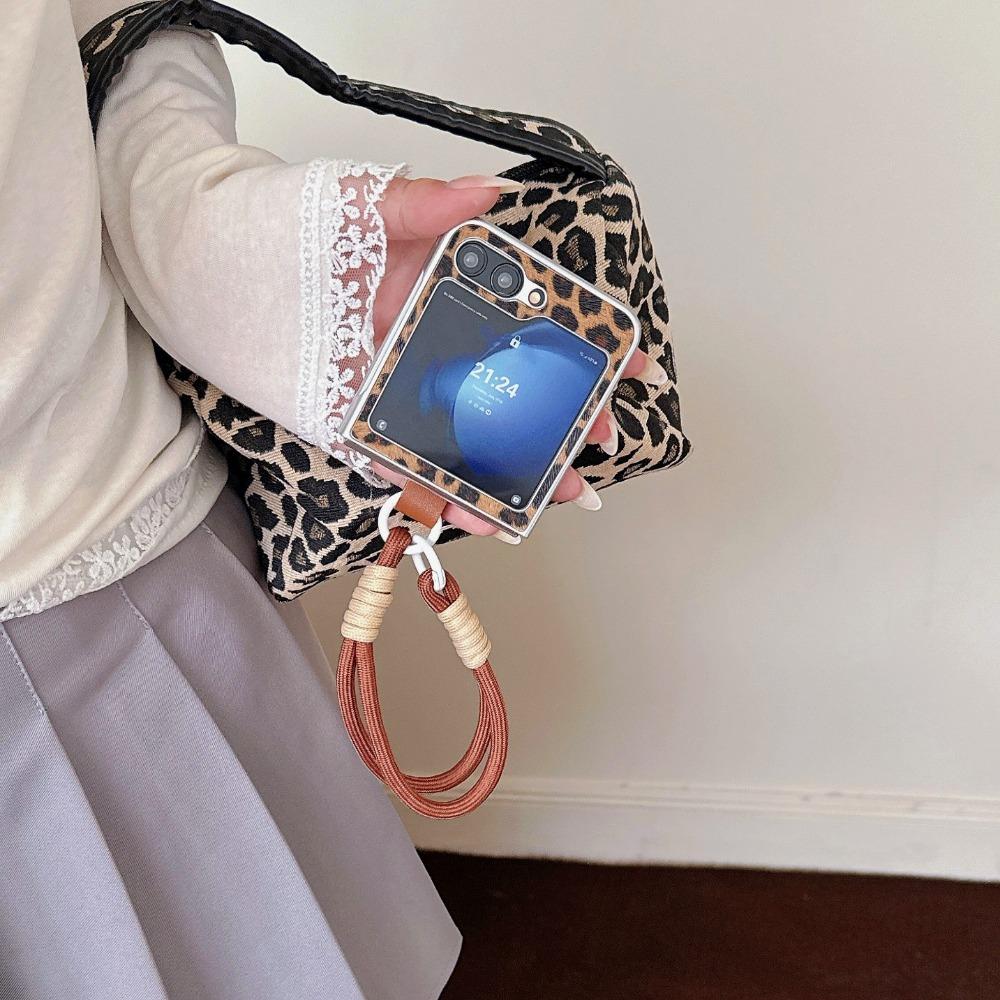Кожаный чехол с леопардовым принтом для телефона Samsung Galaxy Z Flip 6 5 4 3 Flip6 Flip5 Flip4 Flip3 5G с защитной крышкой и ремешком на запястье