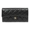 Chanel 23P Классический стеганый длинный кошелек из телячьей кожи с тиснением под зерно и металлическим держателем для карт для женщин Черный