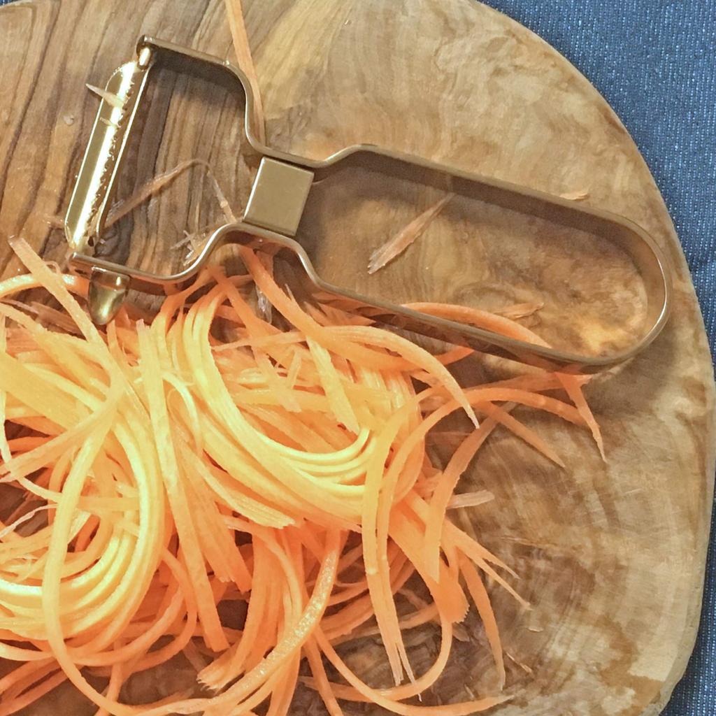 Тонкая черная овощечистка SiTRA,