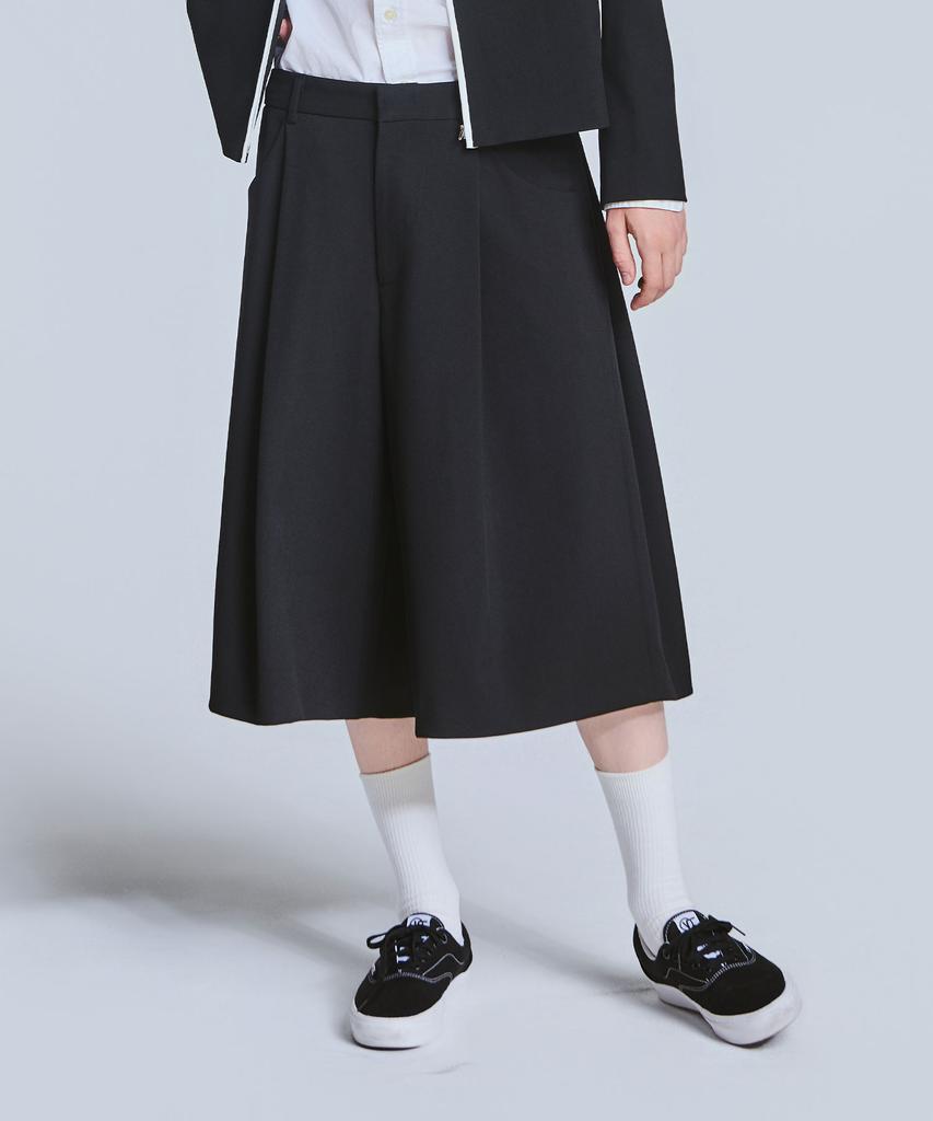 TEN PAST SEVEN Wide Tuck Bermuda Shorts - Black