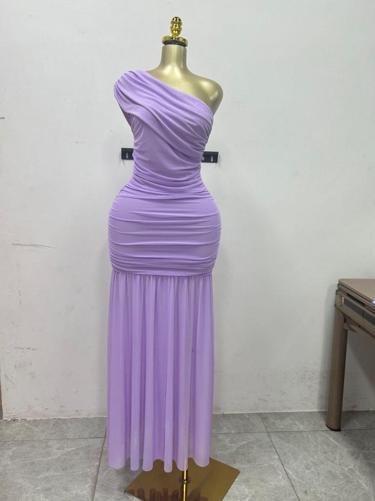 Весна 2025 Женское однотонное платье без рукавов асимметричного кроя с драпировкой