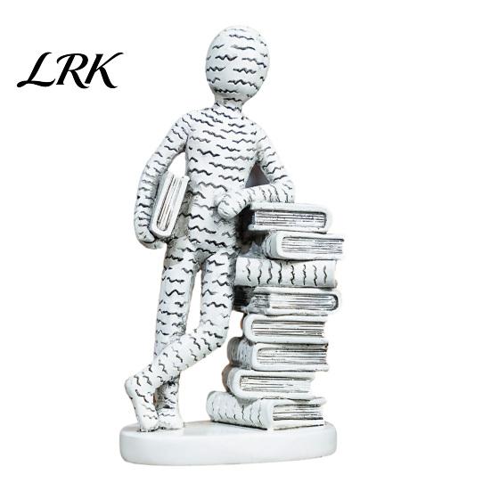 Декоративные фигурки в стиле легкой роскоши, Статуэтка любителя книг из смолы, Скульптура читателя, опирающегося на стопку книг, Уникальные настольные скульптуры для рабочего места, Абстрактные