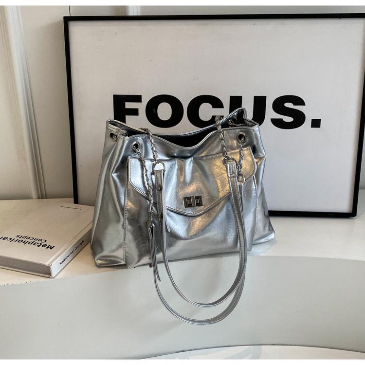 Женская мягкая лакированная сумка-тоут из искусственной кожи с цепочкой и отделениями - Мода весна/лето 2024