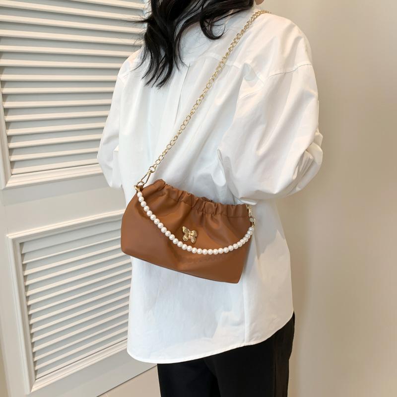 Корейская версия трендовой плиссированной сумки-ведра с двумя плечевыми ремнями, женская летняя новинка 2024 года, переносная сумка-мессенджер с бисером