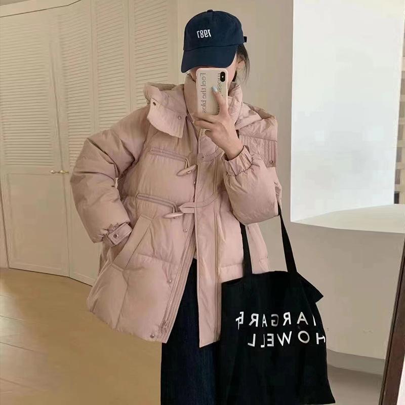 Модная женская куртка-пуховик средней и длинной длины 2024 года, зимняя новая тонкая белая куртка-пуховик с капюшоном и роговой пряжкой