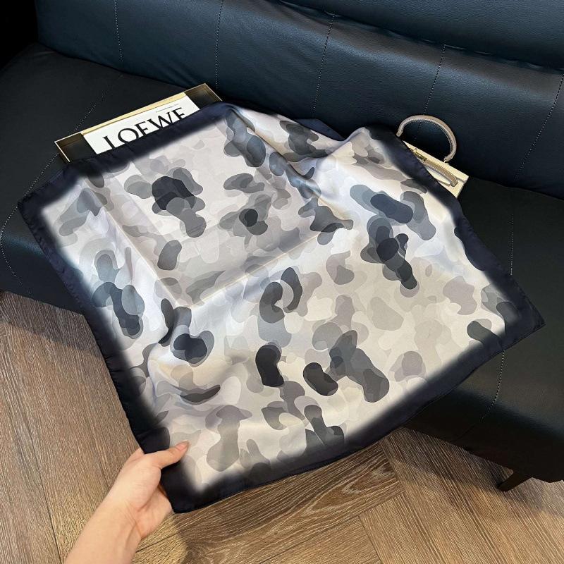 Retro silk scarves for women's new high-end accessories, neck small square scarf, scarf waist, fashionable and versatile, and gifts can be given.