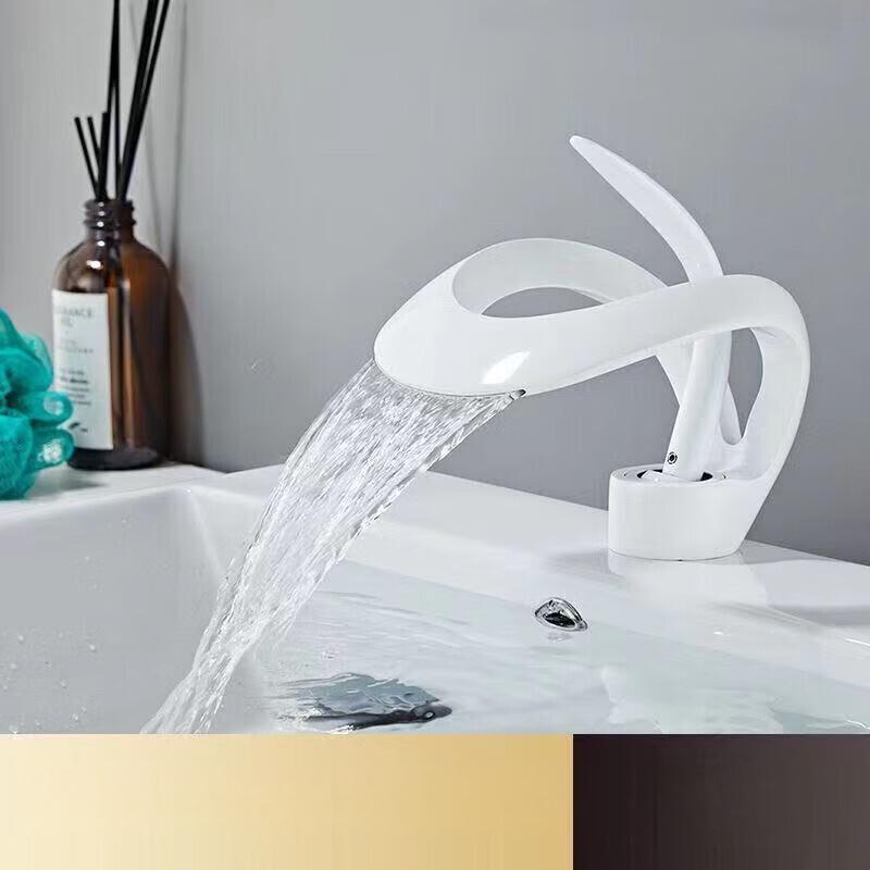Белый водопадный умывальник