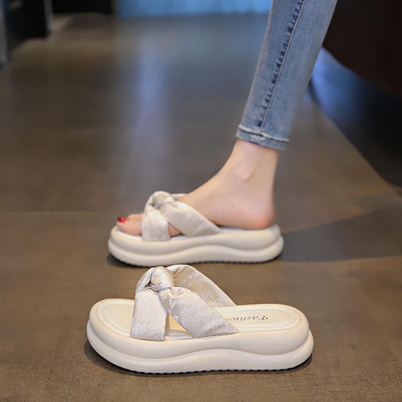 Тапочки женские сандалии женские 2024 новая популярная летняя одежда новый стиль феи толстая подошва пляжная мода одно слово перетаскивание
