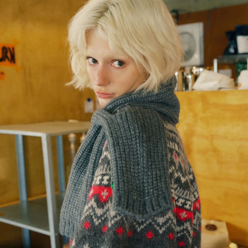 GREENBUTTER Пушистый короткий шарф (Древесный уголь)