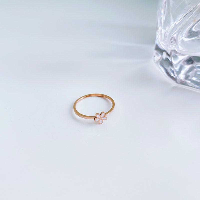 Корейское кольцо из титановой стали с черно-белой маргариткой — минималистичный, шикарный дизайн для женщин, модный стиль для указательного пальца.