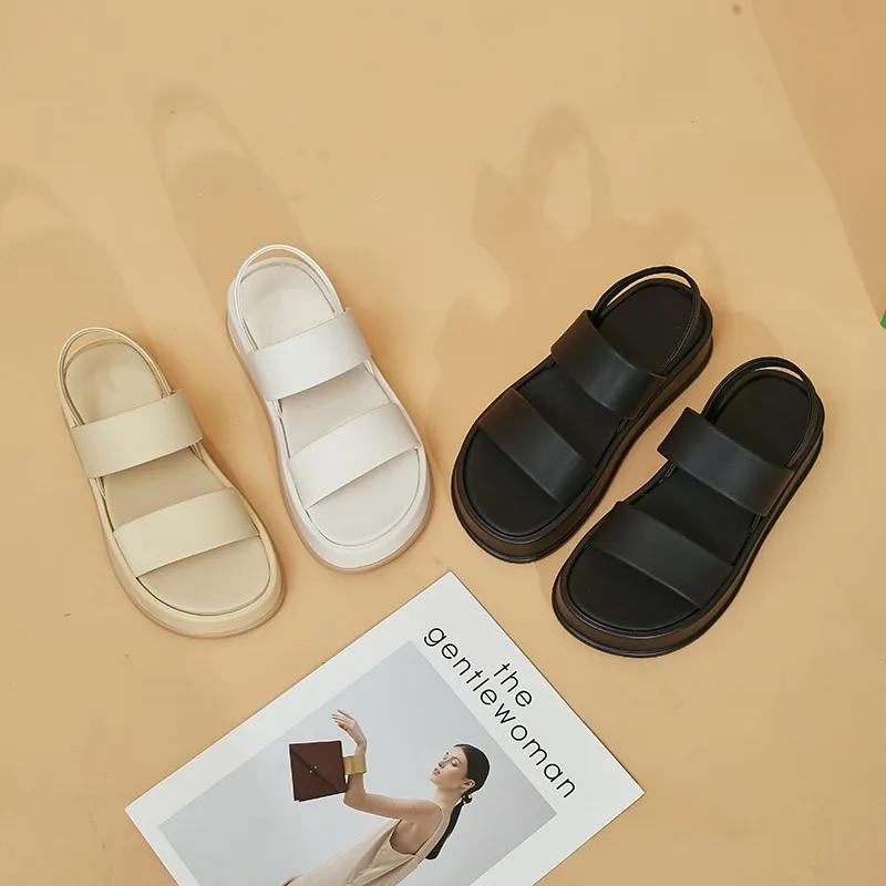 Повседневная одежда 2024 года с сандалиями снаружи, летняя женская модель 2024 года в корейском стиле с бисквитом на толстой подошве, небольшого роста и