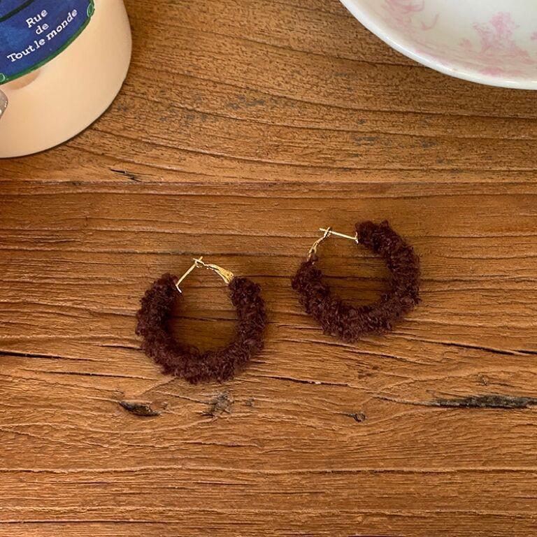 Винтажные красные серьги-кольца в гонконгском стиле: Элегантный женский аксессуар на осень/зиму