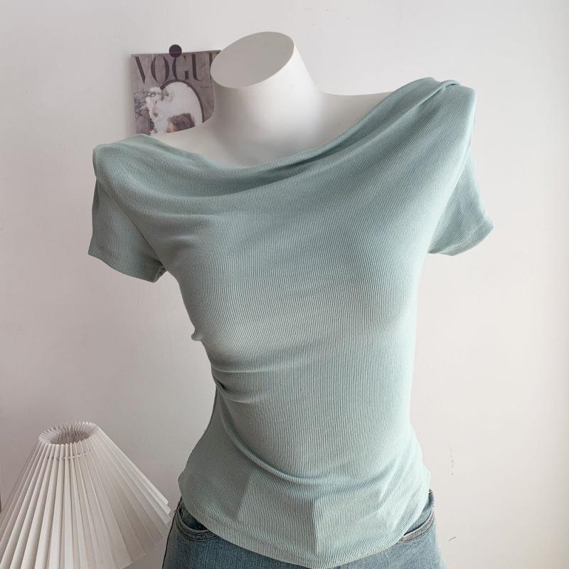 Летняя плиссированная футболка Swing с открытыми плечами 2024 года: Нишевый дизайн, короткий рукав, чистое желание