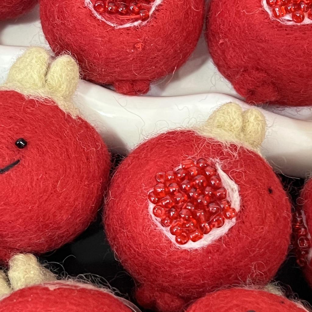 Брелок-подвеска для сумки из войлока ручной работы в виде граната