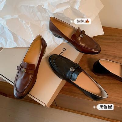 Французский ретро~ туфли-лодочки с маленьким круглым носком на толстом каблуке с открытым верхом, одинарные, два варианта носки, весна 2025, женские лоферы из первого слоя овчины с камелией